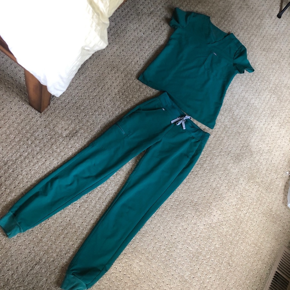 Figs Hunter Green XS top, XS Tall Zamora Joggers